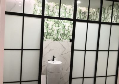 3-Separacion-de-cuarto-de-baño-en-hierro-lacado-negro-y-vidrio.--400x284